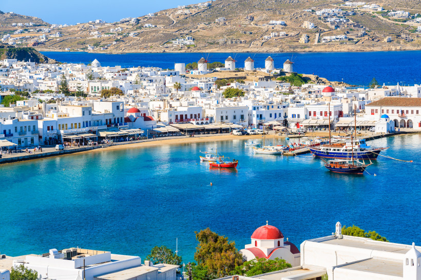 Mykonos - Mykonos-Stadt Blick auf den Hafen von Mykonos-Stadt mit weißen Häusern, roten Kirchendächern, traditionellen Windmühlen und Fischerbooten