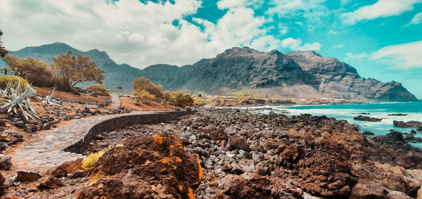 Herbst auf Teneriffa – milde Temperaturen und vulkanische Küstenlandschaften Vulkanische Küste im Norden von Teneriffa im Herbst mit mildem Licht, Felsen, Wellen und Bergen. Ideal für Wanderungen und Natururlaub auf den Kanaren.