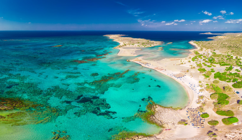 Elafonissi Strand: Lagune und Sandbänke aus der Vogelperspektive Luftaufnahme des Elafonissi-Strands mit türkisfarbener Lagune, Sandbänken und Küstenlinie