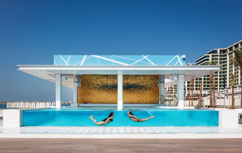 five-palm-jumeirah-dubai Pool, 2 Frauen darin am tauchen, Sonnenschein