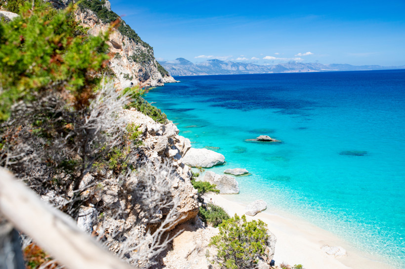 Panoramablick auf die Cala Goloritzé auf Sardinien mit kristallklarem Wasser, weißen Felsen und unberührter Natur – beliebtes Ziel für Wanderer und Badeurlauber auf Sardinien.