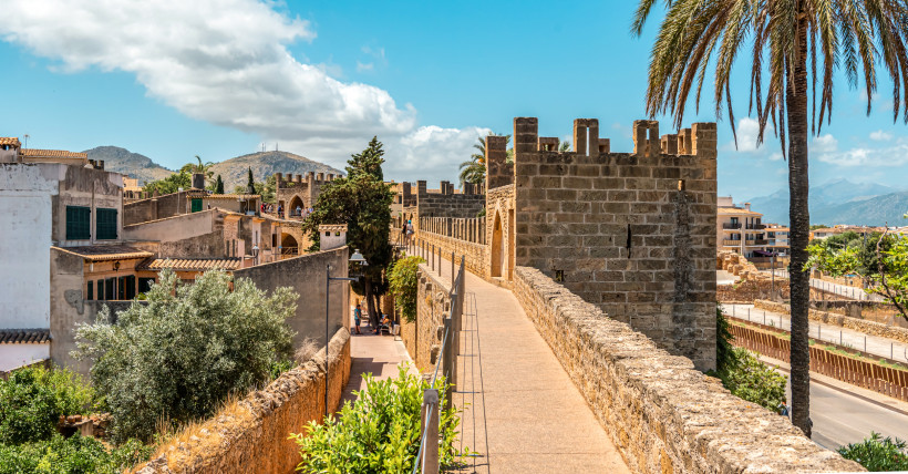 Mauern der Festung Porta del Moll in der Altstadt von Alcudia