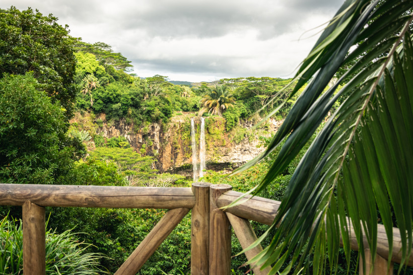 Aussicht auf die Chamarel-Wasserfälle, umgeben von dichter tropischer Vegetation auf Mauritius