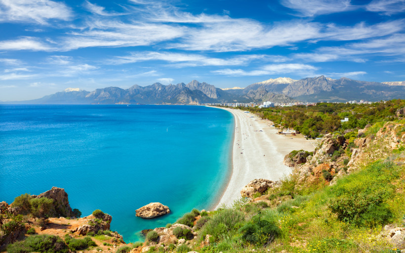 Türkei Ein atemberaubender Blick auf die Küste von Antalya mit dem türkisfarbenen Meer, dem weitläufigen Strand und den imposanten Bergen im Hintergrund