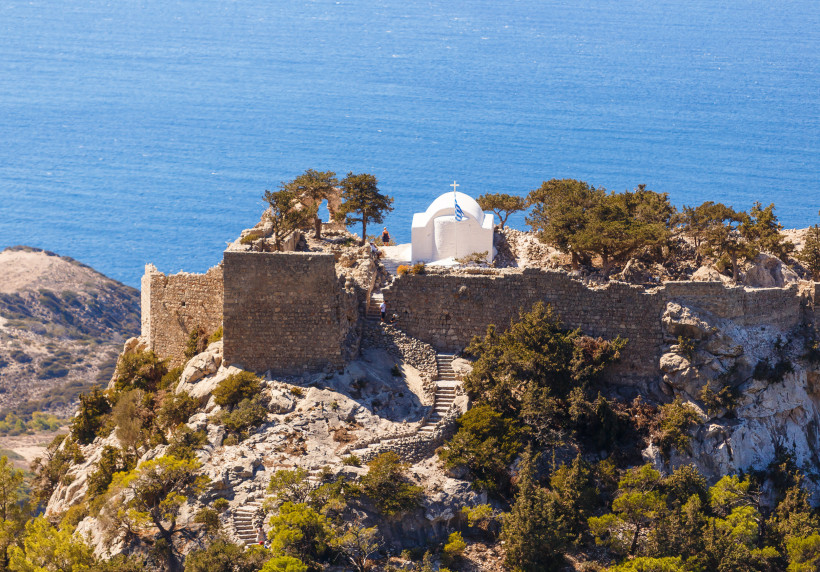 Burg Monolithos auf Rhodos mit kleiner weißer Kapelle auf einem Felsen über dem Meer – spektakuläre Sehenswürdigkeit
