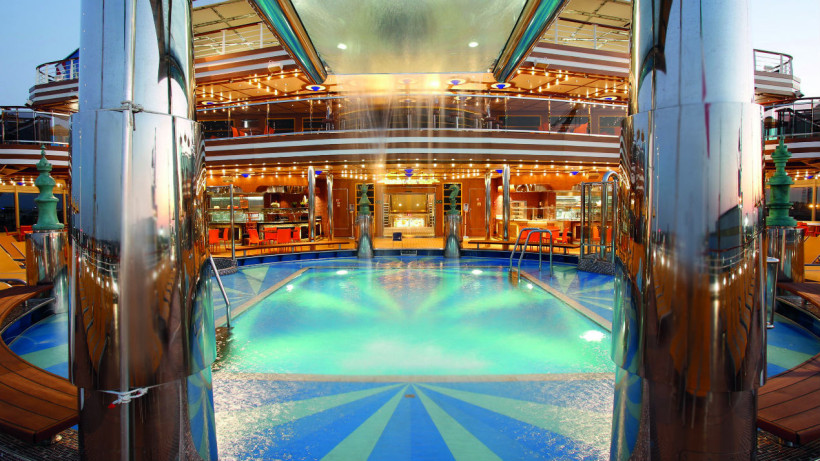 Costa Diadema – Lido Stella del Sud: Innenpool mit Wasserfall Innenpoolbereich mit Wasserfall und Beleuchtung auf dem Kreuzfahrtschiff Costa Diadema, Lido Stella del Sud