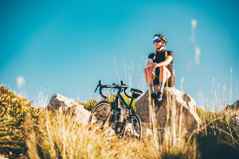 Radfahrer legt eine Pause während einer Radtour nahe Can Pastilla ein, ideal für Aktivurlaub auf Mallorca.