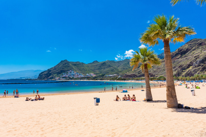 Teneriffa, Playa de Las Teresitas  Menschen am Strand mit Bergen und blauem Himmel im Hintergrund