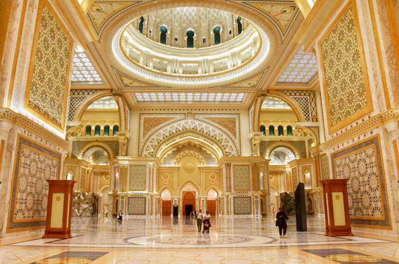 Prunkvoller Innenraum des Qasr Al Watan Palastes in Abu Dhabi mit goldenen Verzierungen, Kuppeln und kunstvollen Mustern