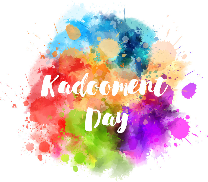 Barbados Bunte Farbexplosion in Aquarell-Optik auf weißem Hintergrund. In der Mitte steht in verspielter weißer Schrift: 'Kadooment Day'. Die Farben verlaufen ineinander in Rot, Grün, Blau, Lila, Gelb und Orange – wie bei einem farbenfrohen Karneval.