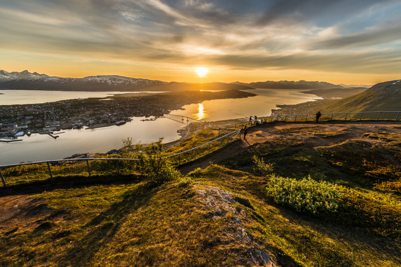 Mitternachtssonne in Tromsø über Fjordlandschaft und Stadtpanorama Mitternachtssonne über Tromsø mit Blick auf Fjord, Stadt und Brücke