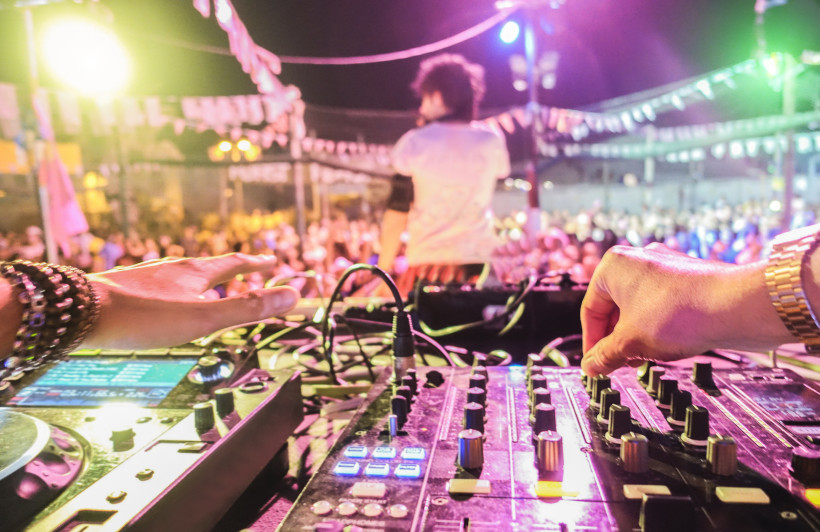 DJ bei Open-Air-Party und Ibiza-Nightlife in Playa d'en Bossa