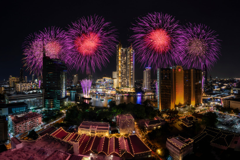 Silvester in Bangkok – Feuerwerk über dem Chao-Phraya-Fluss und Skyline Farbenprächtiges Feuerwerk über der Skyline von Bangkok an Silvester, mit Blick auf den Chao-Phraya-Fluss und leuchtenden Hochhäusern.