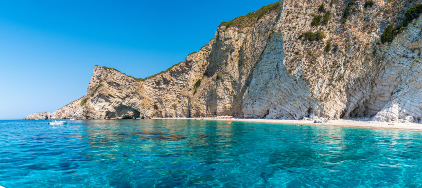 Paradise Beach, Korfu, Griechenland – Küste am Ionischen Meer mit Felsklippen und klarem Wasser Paradise Beach auf Korfu mit steilen Felsklippen und türkisfarbenem Wasser am Ionischen Meer, Griechenland
