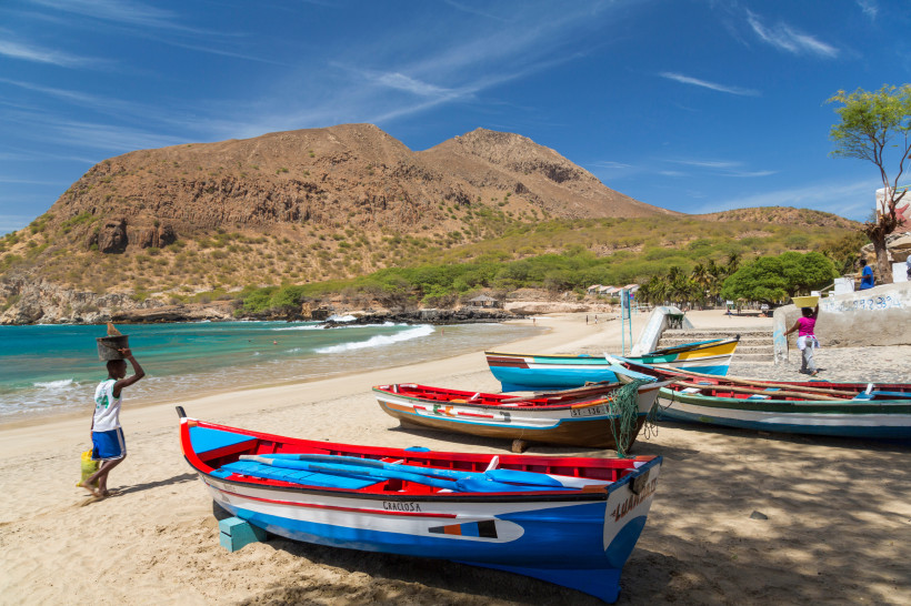 Strand von Tarrafal auf der Insel Santiago, Kapverden – bunte Fischerboote im Sand und felsige Berge im Hintergrund