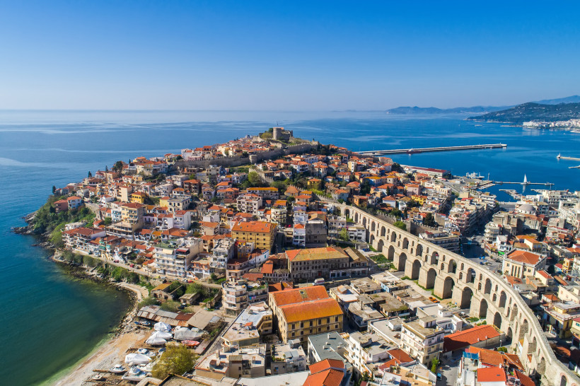 Griechenland - Kavala Panorama von Kavala mit historischer Altstadt, Aquädukt, Hafen und Festung am Meer.