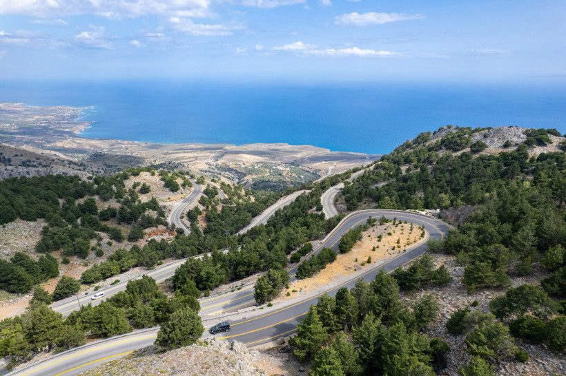 Serpentinenstraße in den Bergen Kretas mit Blick auf das Meer