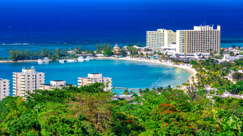 Ocho Rios Jamaika – Karibikpanorama mit Strand Panoramablick auf Ocho Rios, Jamaika mit Strand, türkisblauem Meer und Hotelanlagen.