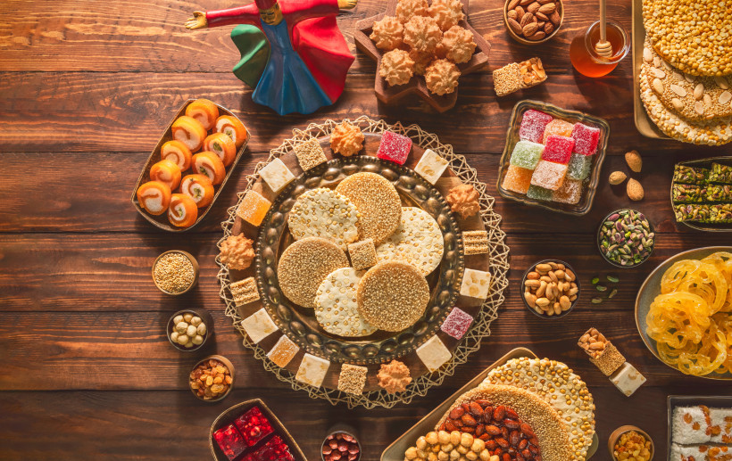 Ägypten - El Gouna Sammlung traditioneller arabischer Süßigkeiten und Bonbons zur Feier des Geburtstags des Propheten Muhammad. Verschiedene ägyptische Mawlid-Süßigkeiten