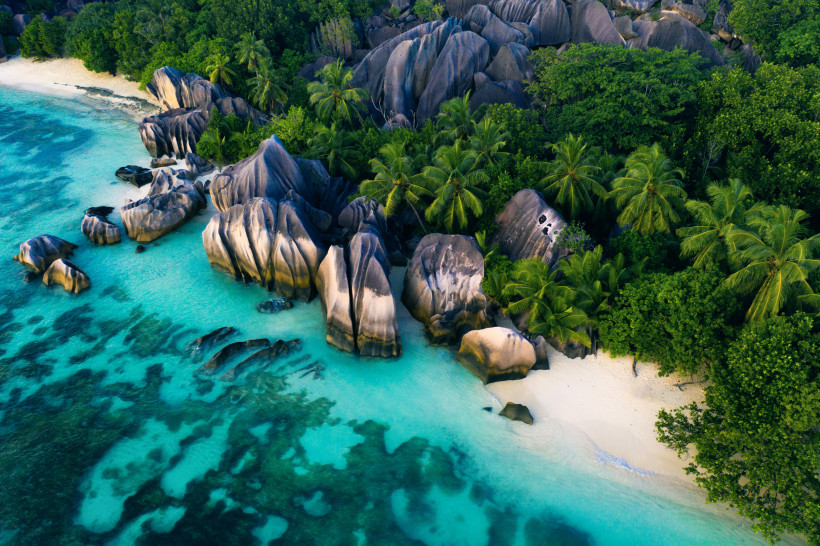 Seychellen - La Digue La Digue – Anse Source d’Argent Strand auf den Seychellen 2025/2026 mit Granitfelsen, Palmen und türkisblauem Wasser aus der Luftaufnahme