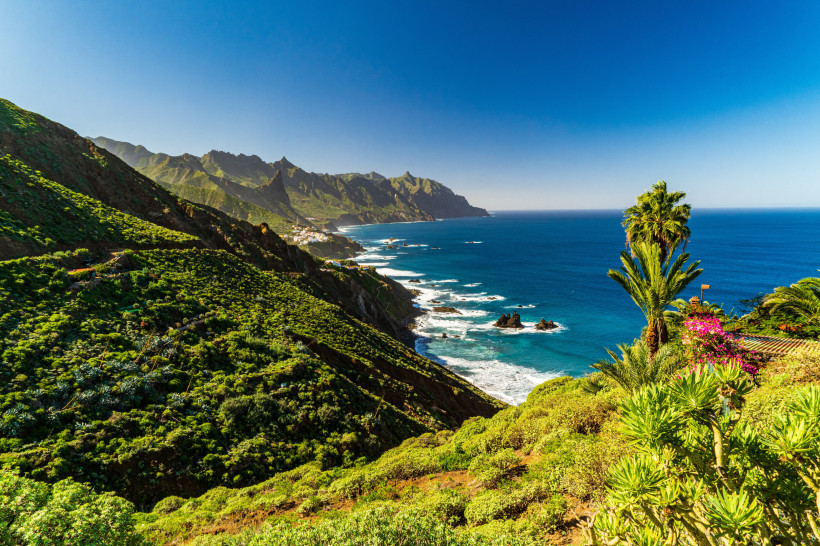 Grüne Berghänge und steile Klippen mit spektakulärem Blick auf das Meer in Teneriffas Norden