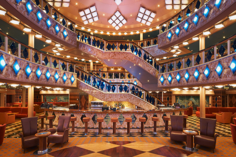 Atrium mit Bar und Treppen im Kreuzfahrtschiff Costa Favolosa Innenansicht des Atriums der Costa Favolosa mit Bar, Sitzbereichen und geschwungenen Treppen