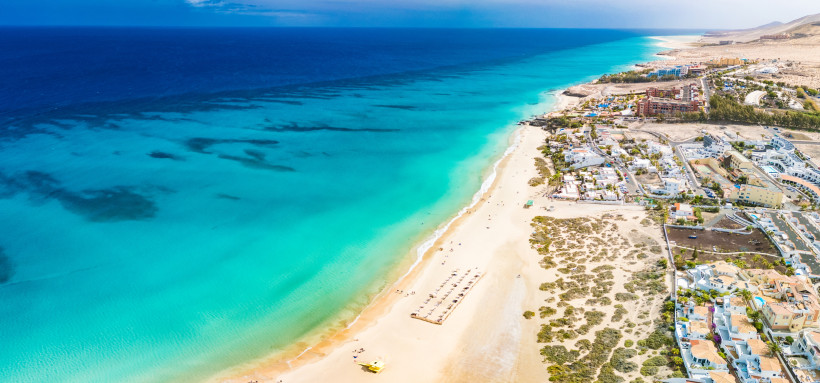 Costa Calma auf Fuerteventura mit türkisfarbenem Wasser und hellem Sandstrand