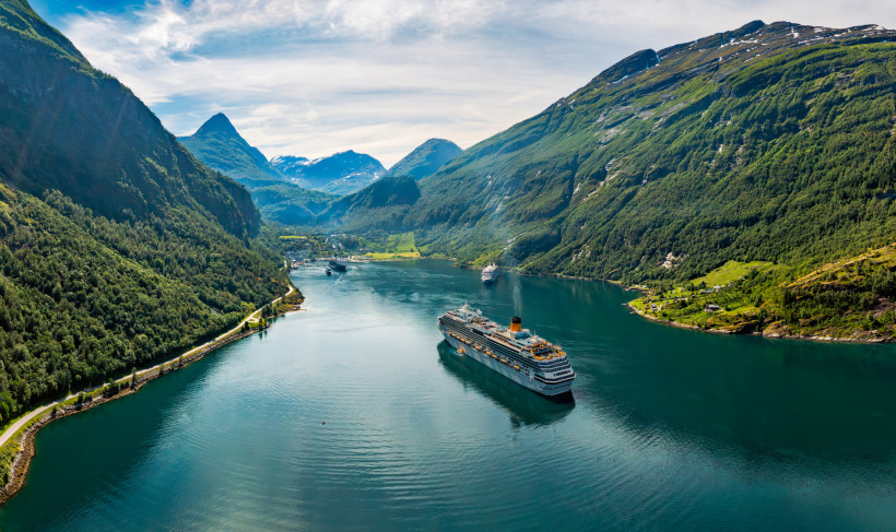 Geirangerfjord: Kreuzfahrtschiffe auf dem Fjord zwischen Bergen Blick über den Geirangerfjord mit Kreuzfahrtschiffen zwischen steilen, grünen Berghängen