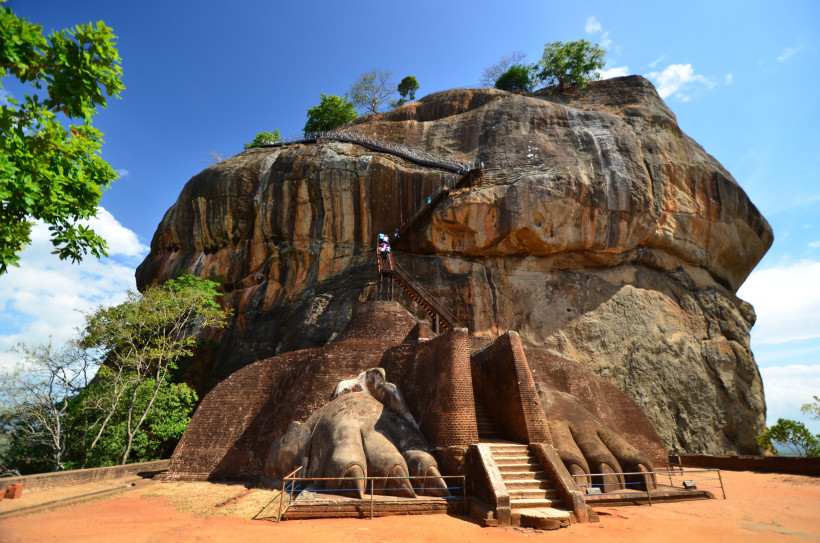 Sigiriya, Sri Lanka Eingang zum Sigiriya-Felsen in Sri Lanka mit den monumentalen Löwenpfoten und Treppenaufgang zur Felsfestung
