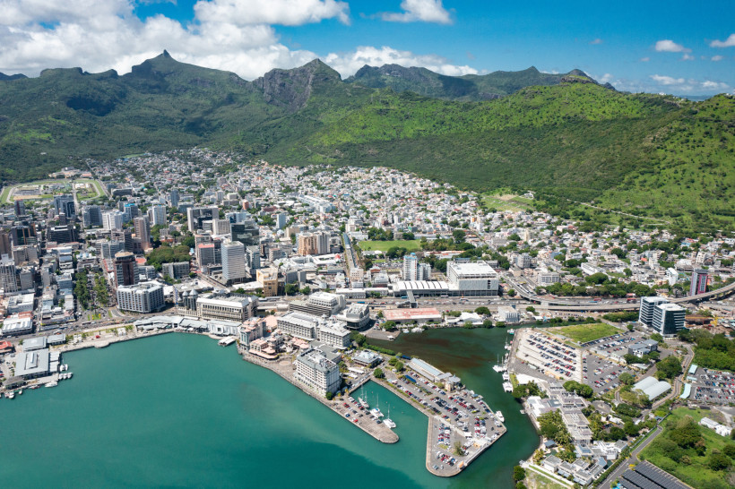 Luftaufnahme von Port Louis, der Hauptstadt von Mauritius, mit Hafen und Bergen im Hintergrund