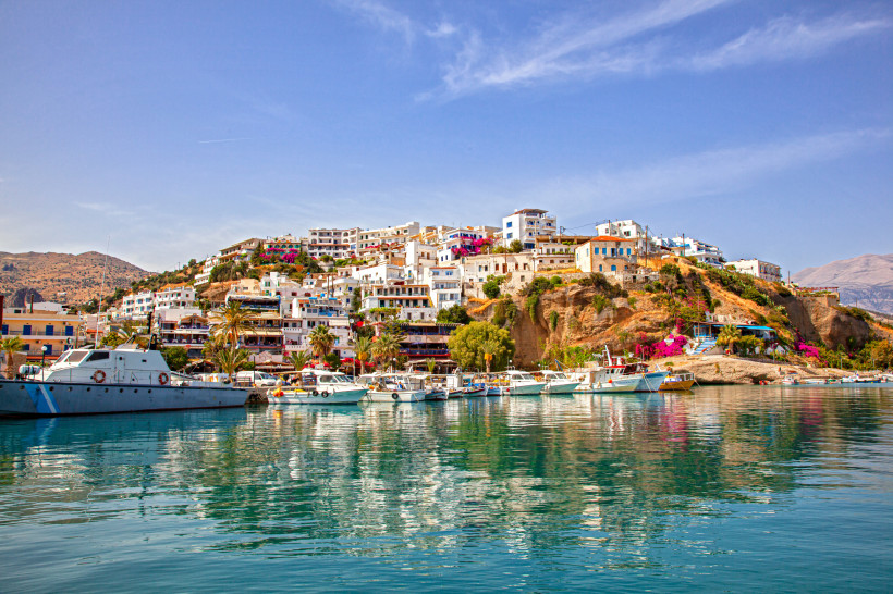 Hafen von Ierapetra mit Booten und Hangbebauung am Meer