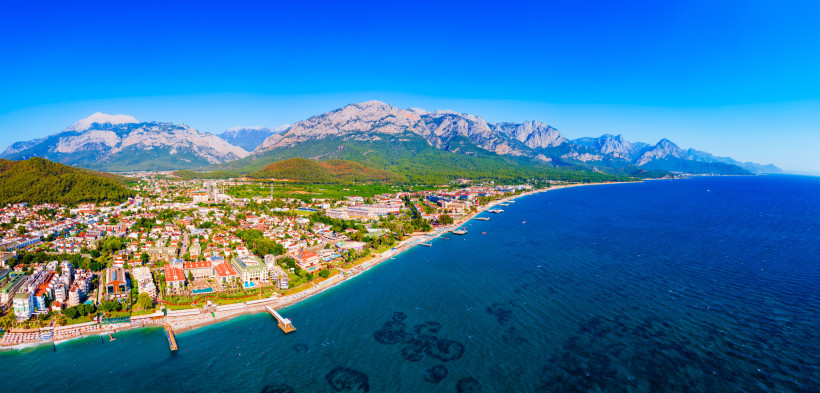 Panoramablick auf Kemer mit Küste, Stadtgebiet, Stränden und Taurusgebirge