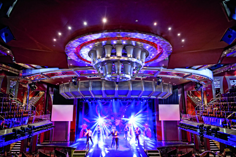 Costa Fascinosa – Bel Ami Theater mit Bühne, Beleuchtung und Sitzreihen Bühne und Zuschauerraum im Bel Ami Theater auf der Costa Fascinosa mit Beleuchtung und Show