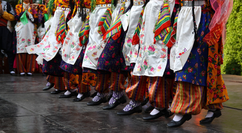 Türkei Dieses Bild fängt einen folkloristischen Tanzmoment voller Lebensfreude ein: Mit reich bestickten Schürzen, bunten Stoffmustern und traditionellen Schuhen zeigen Tänzerinnen ein Stück lebendiger Kultur. Jede Bewegung spiegelt Stolz und jahrhundertealtes E
