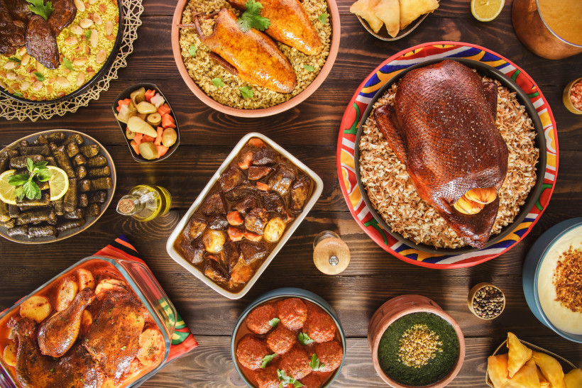 Ägypten - Hurghada Ein festliches Buffet mit orientalischen Speisen: gefüllte Weinblätter, gebackenes Hähnchen, Fleischragout, gefüllte Tauben, ganze Ente auf Reis, eingelegtes Gemüse, rote Soße mit Fleischbällchen, Molokhia, Kartoffelhähnchen aus dem Ofen und verschiedene