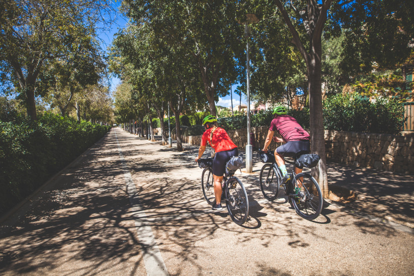 Radfahrer auf einer Straße auf Mallorca, ideal für entspannte Radtouren, Bewegung an der frischen Luft und aktive Urlaubstage am Meer