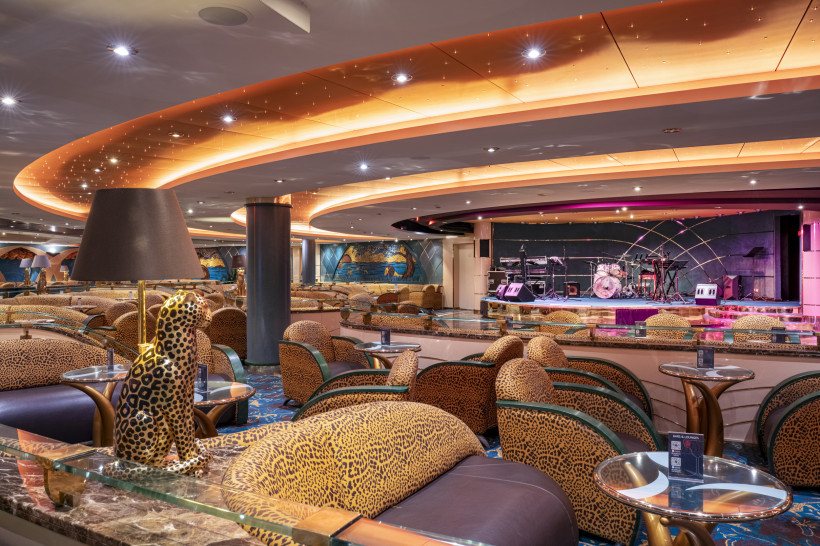 The Savannah Bar auf der MSC Orchestra mit Bühne und Sitzbereichen im Leopardenmuster