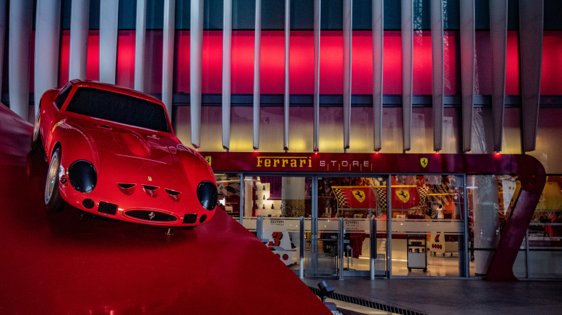 Eingang zum Ferrari Store in Ferrari World Abu Dhabi mit rotem Ferrari-Modellauto als Dekoration