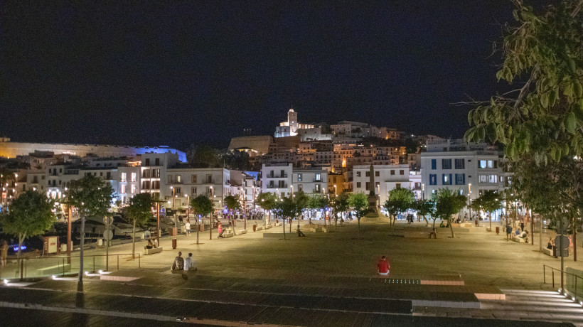 Nächtlicher Blick über den Hafenplatz in Ibiza-Stadt mit beleuchteter Altstadt auf dem Hügel
