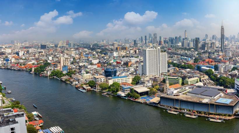 Panoramablick auf Bangkok – Moderne Skyline und Chao Phraya Fluss im Herzen der thailändischen Hauptstadt Luftaufnahme von Bangkok mit Chao Phraya Fluss und moderner Skyline – urbanes Zentrum Thailands