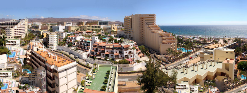 Blick über Playa del Inglés mit Hotels, Wohnanlagen und Atlantikküste