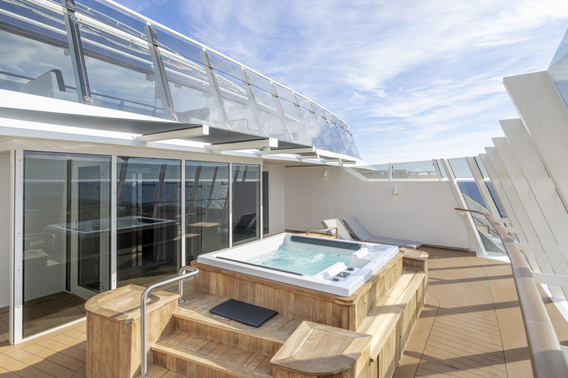 Privates Sonnendeck der MSC World Europa mit Whirlpool und Liegen vor den Panoramafenstern der Owner's Suite im MSC Yacht Club (YC4)