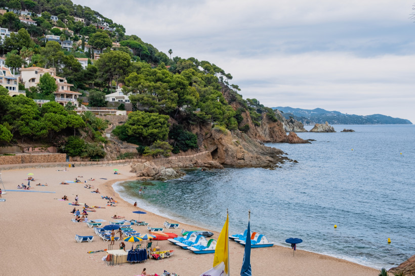 Kleine Badebucht bei Cala Bona mit Felsen, klarem Wasser und ruhiger Strandatmosphäre