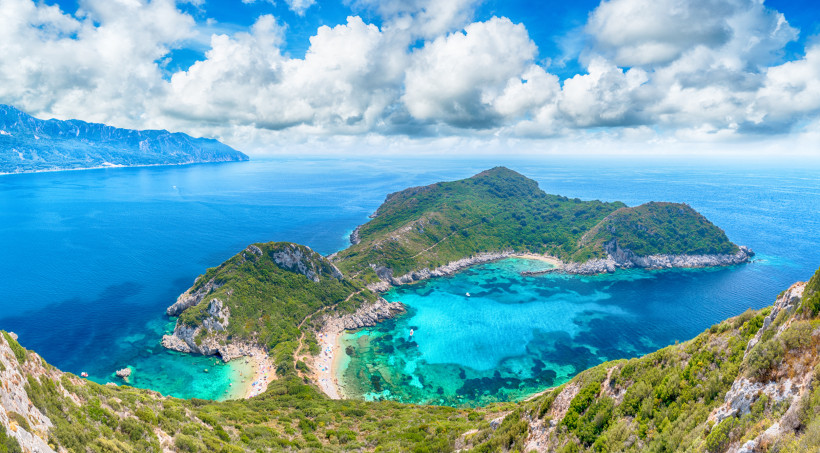 Atemberaubender Panoramablick auf die Zwillingsbucht Porto Timoni mit türkisblauem Meer und grüner Landschaft auf Korfu, Griechenland