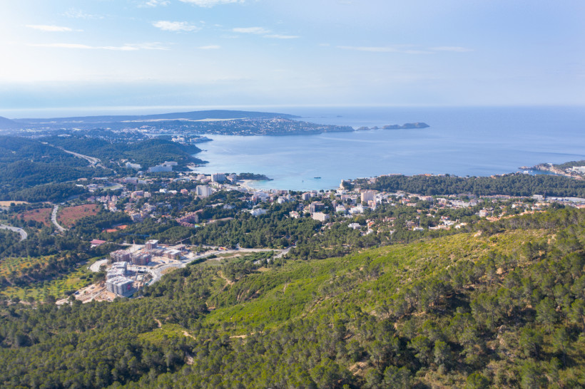 Panoramablick auf Peguera in Calvia mit Hotels, Sandstränden und Küste im Südwesten Mallorcas