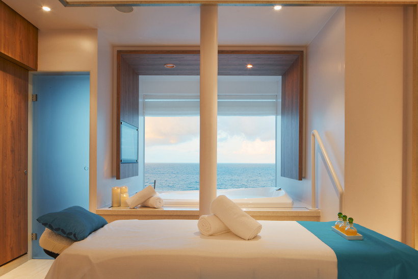 Costa Smeralda – Solemio Spa: Behandlungsraum mit Massageliege und Meerblick Behandlungsraum im Solemio Spa an Bord der Costa Smeralda mit Massageliege und Meerblick