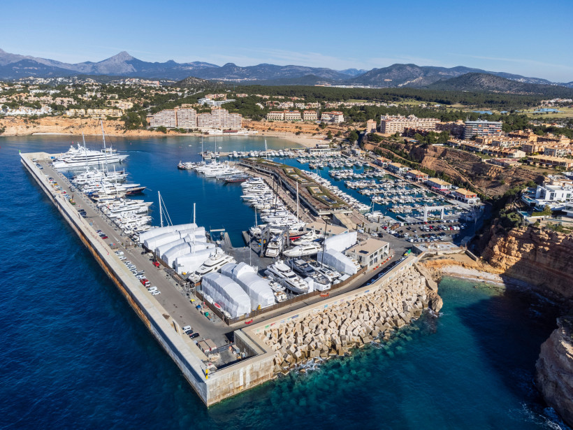 Luftaufnahme der Marina Port Adriano mit Yachten und Hafenbecken an der Küste