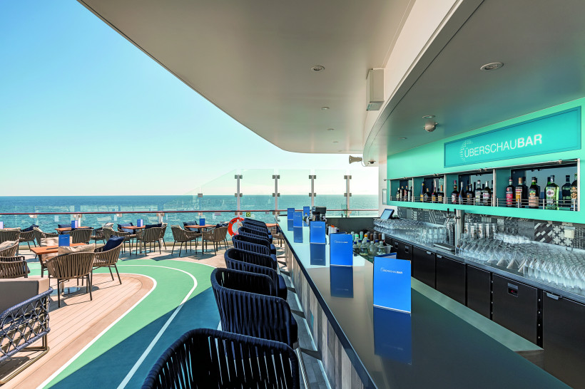 Überschau Bar an Deck von Mein Schiff 6 mit Barbereich, Sitzplätzen und Blick auf das Meer
