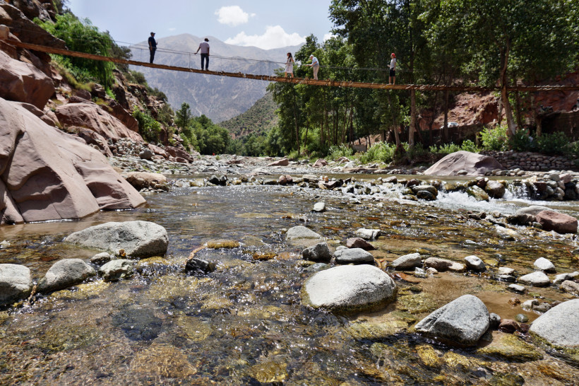 Ourika-Tal – Naturerlebnis im Hohen Atlas Hängebrücke über einen klaren Gebirgsfluss im Ourika-Tal, Marokko – beliebtes Ausflugsziel mit malerischer Natur und Bergen im Hintergrund.
