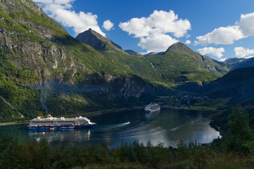 Kreuzfahrtschiff der Mein-Schiff-Flotte im norwegischen Fjord zwischen Bergen